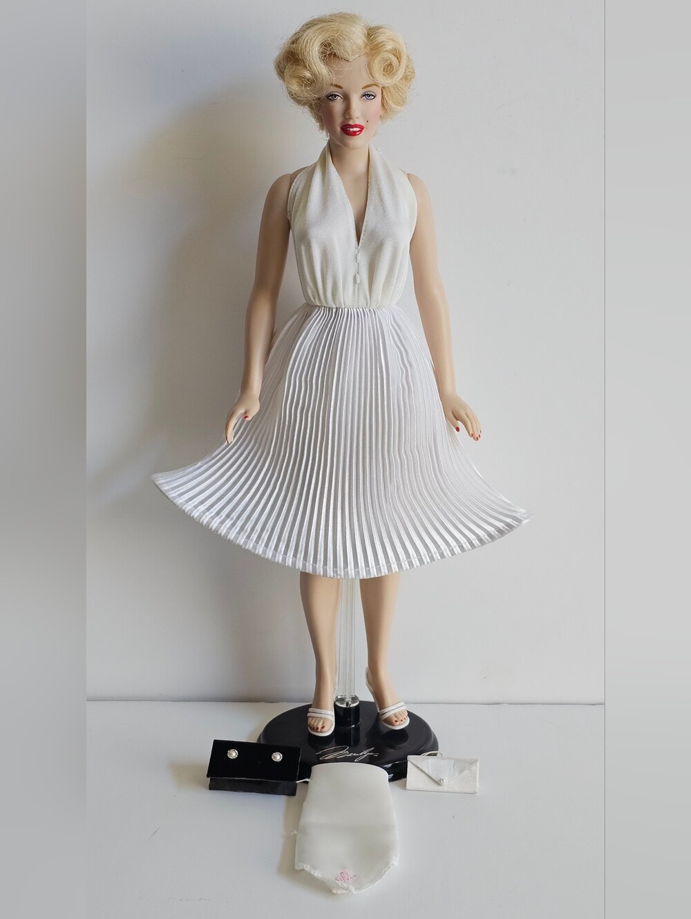 Franklin Heirloom Dolls “Seven Year Itch” Marilyn Monroe 17” Iconic Scene 1990's